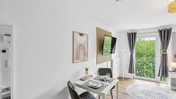 Comfort Studio, Kitchen, Courtyard View | Dining