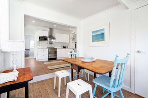 Dining - The Little Blue Bach (Waiheke Island)