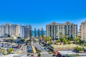 A coastal hotel with multiple floors, a parking lot, and a view of the sea. - Sea Breeze Mooloolaba (Sunshine Coast)