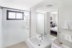 Bathroom - Sea Breeze Mooloolaba (Sunshine Coast)