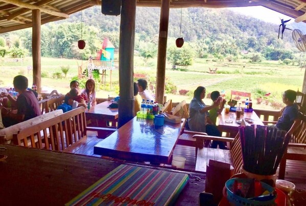 Outdoor dining - Wongwan Farm (Si Racha)