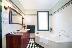 Bathroom - Varenna (Leura)