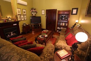 Living area - Varenna (Leura)