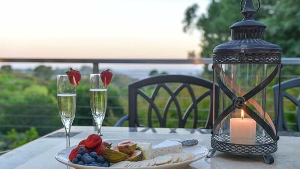 Outdoor dining - Chatelaine Valley Views (Katoomba)