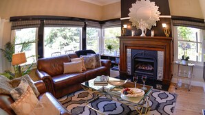 Living area - Chatelaine Valley Views (Katoomba)