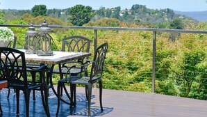 Outdoor dining - Chatelaine Valley Views (Katoomba)