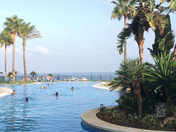 Pool - Mi Capricho Beachfront Apartment - Sitio de Calahonda (Mijas)