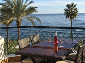 Outdoor dining - Mi Capricho Beachfront Apartment - Sitio de Calahonda (Mijas)