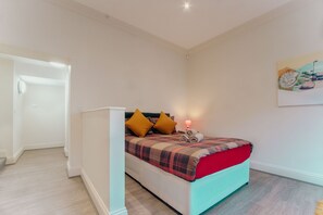 Unclassified image, 4 of 31, button - 16 St James Row (Sheffield)