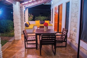 Outdoor dining - Doric Cottages Diani (Diani Beach)