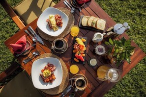Outdoor dining - Elephant Pepper Camp (Maasai Mara)