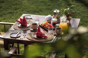 Outdoor dining - Elephant Pepper Camp (Maasai Mara)