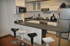 Private kitchen - Lux Miraflores Apartments Tripoli (Lima)