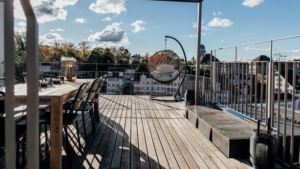 Outdoor dining - Airhome Limmatquai River View Apartment (Zürich)