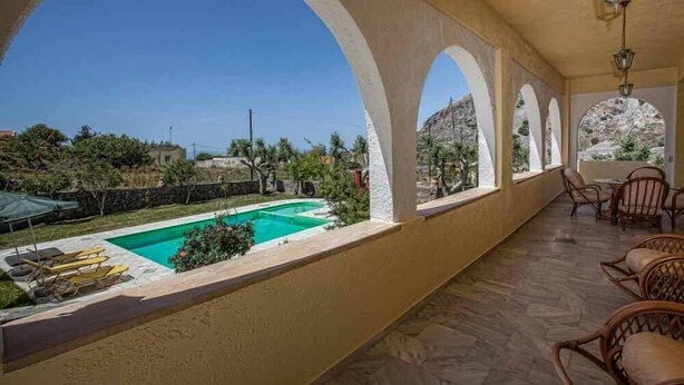 Pool - Petrinos Milos (Agios Vasileios)