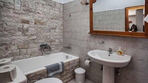 Bathroom - Petrinos Milos (Agios Vasileios)