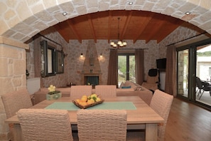 Dining - Villa Lobos (Zakynthos)