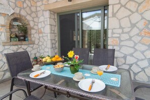 Outdoor dining - Villa Lobos (Zakynthos)