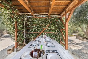 Outdoor dining - Trulli Ion (Ostuni)