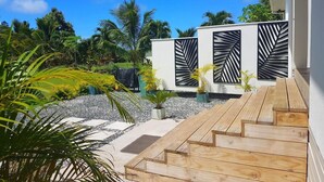 Unclassified image, 3 of 32, button - Mama Taras (Rarotonga)