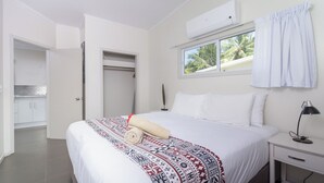 Unclassified image, 5 of 32, button - Mama Taras (Rarotonga)