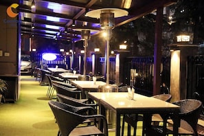 Outdoor dining - Silver Arch Hotel (Dehradun)