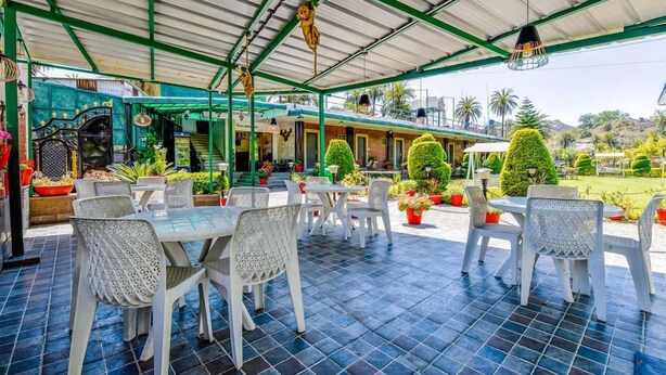 Outdoor dining - Royal Garden Retreat (Abu Road)
