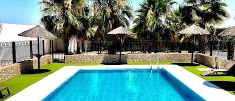Una piscina al aire libre