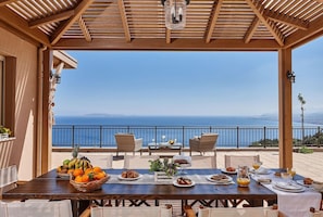 Outdoor dining - Villa Omikron (Malevizi)