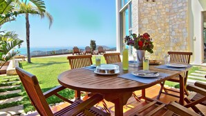 Outdoor dining - Villa Take Off (Saronikos)