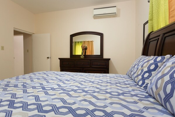 Room - The Embassy Luxury Apt Crystal Towers Ii (Kingston)