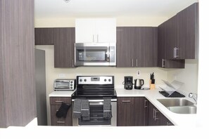 Private kitchen - New Kingston Luxury Apt The Bromptons (Kingston)