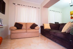 Living area - The Bailey's New Kingston Suites (Kingston)