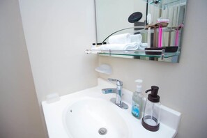 Bathroom - The Bailey's New Kingston Suites (Kingston)