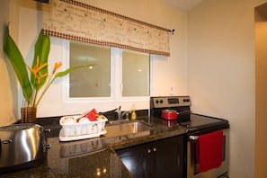Private kitchen - The Bailey's New Kingston Suites (Kingston)