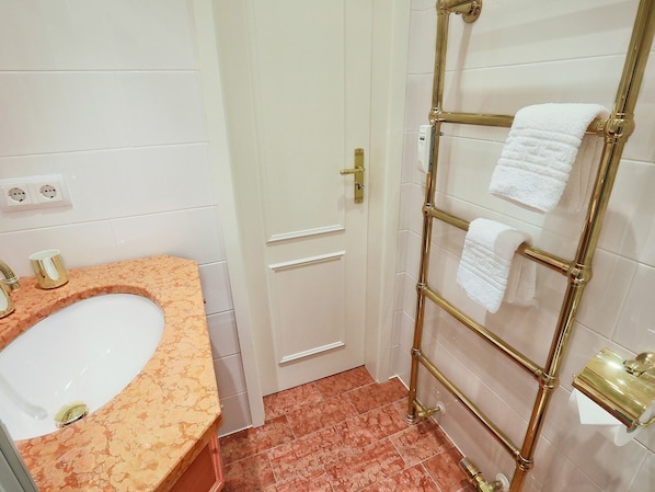 Bathroom - Ferienwohnung Feskerdam 28 OG (Sylt)