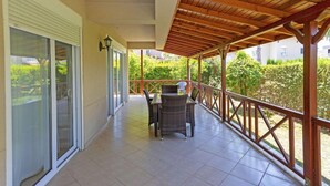 Outdoor dining - Paradise Town - Villa Royal (Serik)