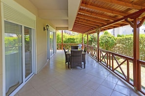 Outdoor dining - Paradise Town - Villa Royal (Serik)
