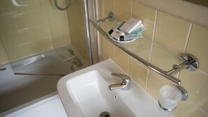 Bathroom - Village House Hotel - Inn (Worthing)