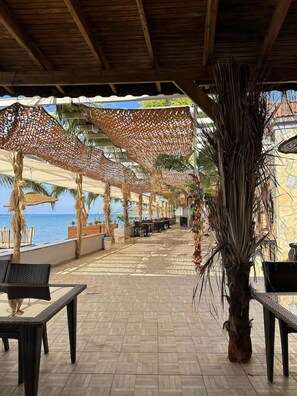 Outdoor dining - Kervan Tatil Koyu (Edremit)