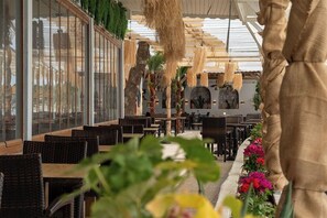 Outdoor dining - Kervan Tatil Koyu (Edremit)