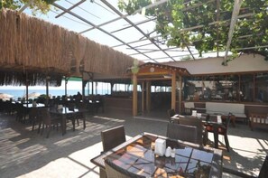 Outdoor dining - Kervan Tatil Koyu (Edremit)