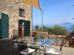 Outdoor dining - Villa Vesuvio (Massa Lubrense)