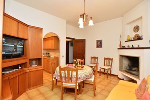 Dining - Izzhome Pula Masenti Apartment (Pula)