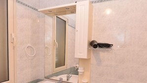 Bathroom - Izzhome Pula Regina Margherita Apartment (Pula)