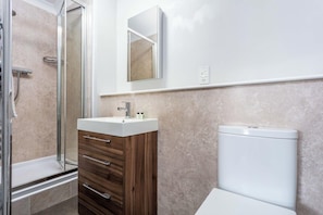 Bathroom - Carrick Retreat - Donnini Apartments (Ayr)