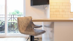 Dining - Harbour House - Donnini Apartments (Ayr)
