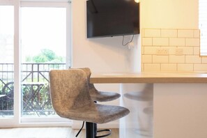 Dining - Harbour House - Donnini Apartments (Ayr)