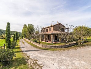 A rustic stone house with a paved driveway, surrounded by greenery and trees. - Podere La Cavallara by Interhome (Lago di Bolsena)