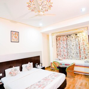 A hotel room with a bed, a desk, and a chair. - Treebo Rajputana Ranthambore (Sawai Madhopur)